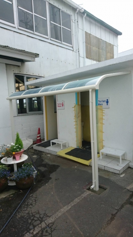 【桜川桜井店】工場の外トイレ前にテラス屋根を付けました！