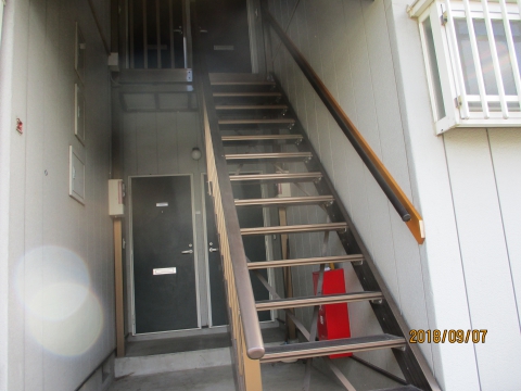 【桜川桜井店】外階段の壁側に手すりを付けて、より安全な階段になりました。