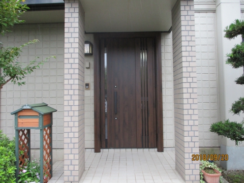 【桜川桜井店】古い玄関ドアを一新し、一日で風が通る、明るいドアに取り替えました♪